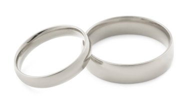 Parlak gümüş alyanslar beyazda izole edilmiş