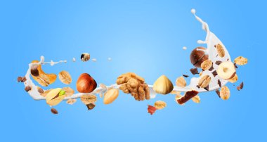 Yulaf gevreği, fındık, çikolata kırıntıları ve açık mavi arka planda havaya süt sıçratma. Pankart tasarımı