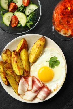 Düz kompozisyon ve koyu dokulu masaya lezzetli bir brunch.