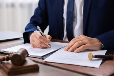 Ofisteki masada noter imzalı belge, yakın plan