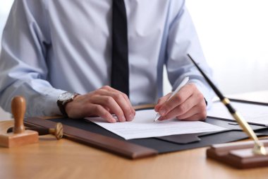 Ofisteki masada noter imzalı belge, yakın plan