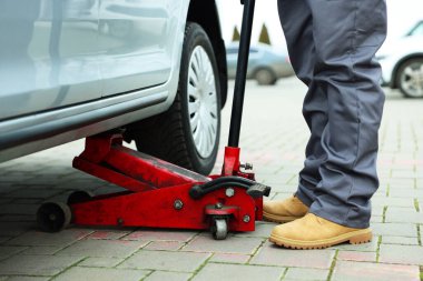 Otomatik mekanik makaslı araba kaldırma açık havada, yakın çekim