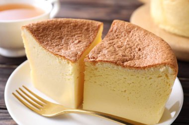 Lezzetli Japon Castella sünger keki, çay ve çatal, yakın plan.