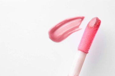 Dudak kremi ve aplikatör beyaz arka planda, üst görünümde. Metin için boşluk