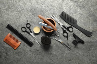 Gri desenli masa üzerinde birçok farklı berber aletleri, düz yatıyordu