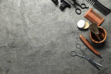Gri desenli masa üzerinde birçok farklı berber aletleri, düz yatıyordu. Metin için boşluk