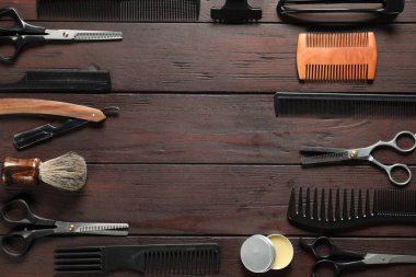 Çerçeve, ahşap masadaki birçok farklı berber aletinden yapılmıştır. Metin için boşluk