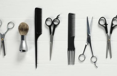 Beyaz ahşap masa üzerinde birçok farklı berber aletleri, düz yatıyordu