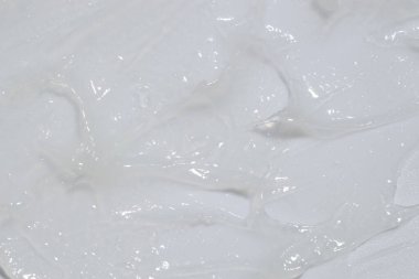 Beyaz arka planda nemlendirici dudak kremi, üst görünümde