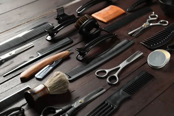 Birçok farklı berber aletleri ahşap masada, yakın plan