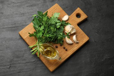 Siyah masada taze maydanoz ve baharatlar.