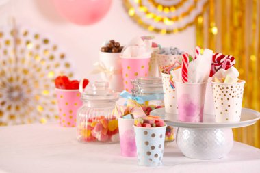 Çikolata. Dekoratif odadaki masada bir sürü farklı tatlı, metin için yer var.