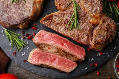 Lezzetli et ve baharat parçaları masanın üstünde.