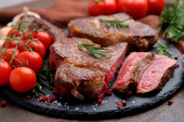 Lezzetli et parçaları, baharatlar ve domatesler masada, yakın plan.