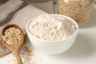 Kahverengi pirinç ve un beyaz masada, yakın plan.