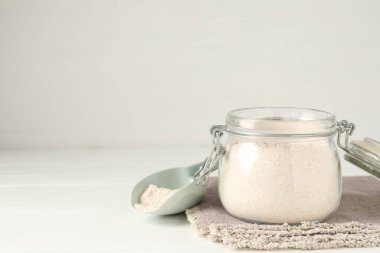 Kahverengi pirinç unu beyaz ahşap masada. Metin için boşluk