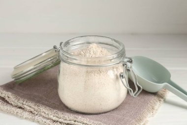 Kahverengi pirinç unu beyaz ahşap masada, yakın plan.