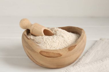 Beyaz masada kahverengi pirinç unu, yakın plan.