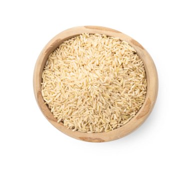 Kase içinde çiğ kahverengi pirinç, beyaz manzarada izole edilmiş.