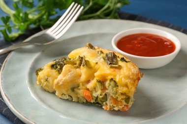 Lezzetli sebze güveci ve sos mavi masada, yakın plan.