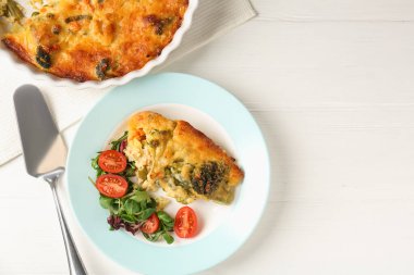 Lezzetli sebze güveci ve beyaz ahşap masada salata. Metin için boşluk