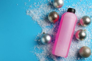 Antifriz, kış dekoru ve açık mavi arka planda kar. Metin için boşluk