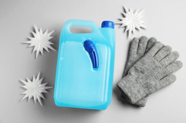 Antifriz, eldivenler ve açık gri arka planda kış dekoru, düz yatıyordu.