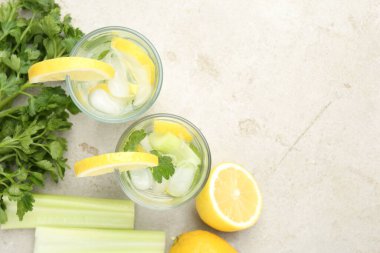 Maydanozlu, limonlu ve kerevizli sağlıklı bir içecek. Metin için boşluk