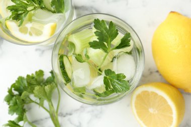 Maydanozlu, salatalıklı, limonlu ve kerevizli sağlıklı bir içecek.