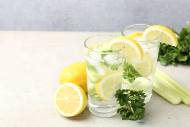 Maydanozlu sağlıklı içecek, açık gri masada limon ve kereviz, metin için yer