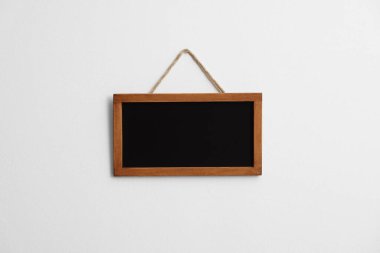 Beyaz duvarda boş bir karatahta