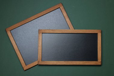 Yeşil arkaplanda boş küçük tahtalar, üst görünüm