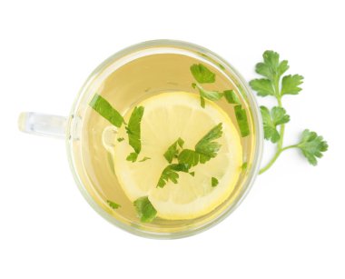 Limon dilimli sağlıklı maydanoz çayı, beyaz manzaralı. Detoks içeceği