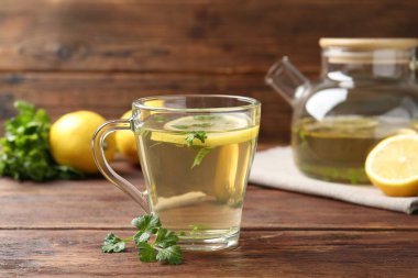 Tahta masada limon dilimleri olan sağlıklı maydanoz çayı. Detoks içeceği