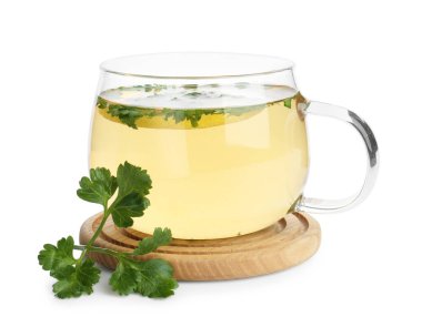 Beyaza izole edilmiş limon dilimli sağlıklı maydanoz çayı. Detoks içeceği