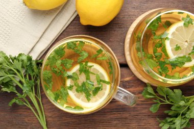 Tahta masaya limon dilimleri konmuş sağlıklı maydanoz çayı. Detoks içeceği