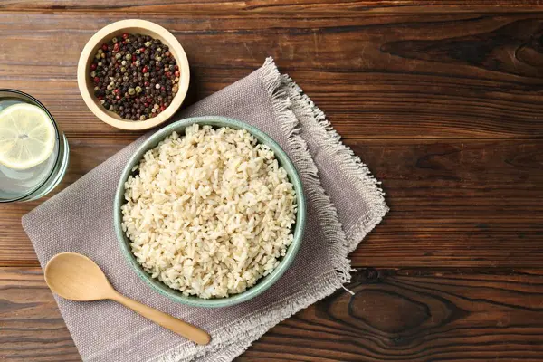 Tahta masada servis edilen lezzetli kahverengi pirinç. Metin için boşluk