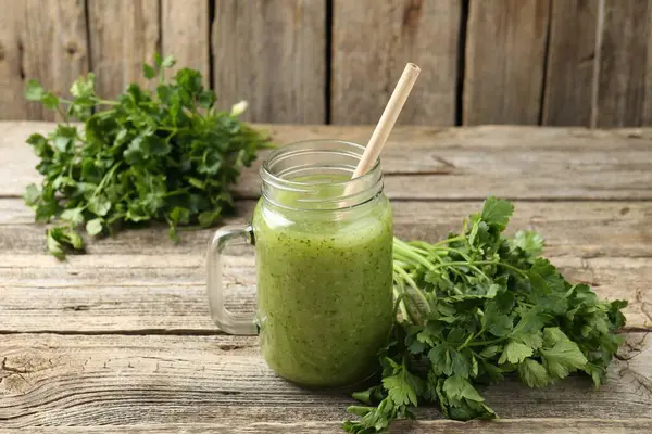 Mason kavanozunda maydanoz karışımı ve ahşap masada yapraklar. Yakın plan.