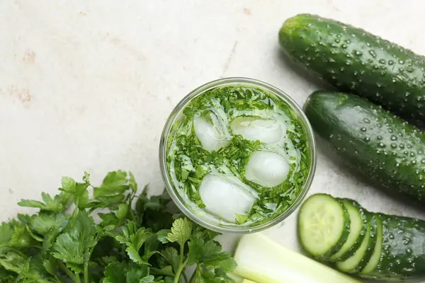 Maydanozlu ve salatalıklı sağlıklı bir içecek. Metin için boşluk