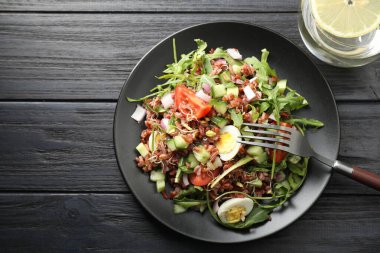 Kahverengi pirinçli nefis salata ve siyah ahşap masa üzerinde içki, üst manzara. Metin için boşluk