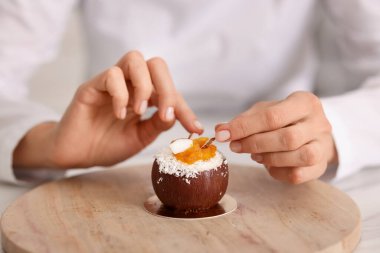 Şekerci lezzetli hindistancevizi şekilli tatlı yapıyor, yakın plan.