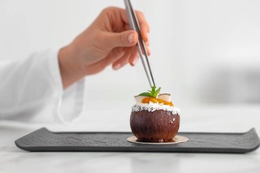 Şekerci lezzetli hindistancevizi şekilli tatlı yapıyor, yakın plan.