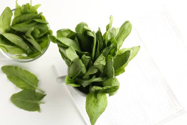 Beyaz ahşap masada kupada taze kuş sürüsü, düz yatıyordu.