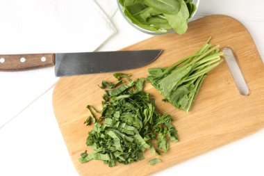 Beyaz ahşap masada taze at ve bıçak kes, düz yat.