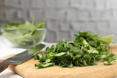 Beyaz masada taze at ve bıçak kes, yakın plan.