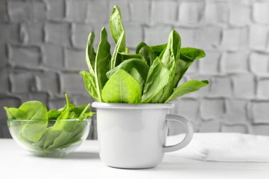 Beyaz ahşap masada kupada taze kuş, yakın plan.