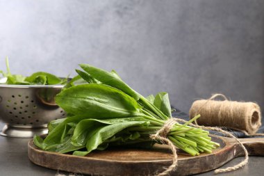 Gri masada taze kuş sürüsü, yakın plan.