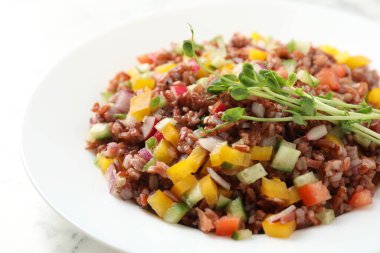 Beyaz masada kahverengi pirinçli lezzetli salata, yakın plan.