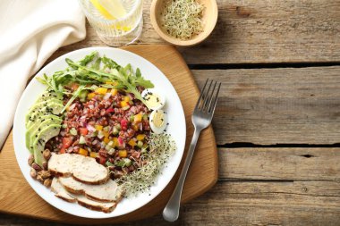 Tahta masada servis edilen kahverengi pirinçli lezzetli bir salata. Metin için boşluk