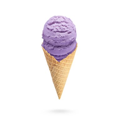 Beyaz arka planda waffle külahında servis edilen leziz dondurma.